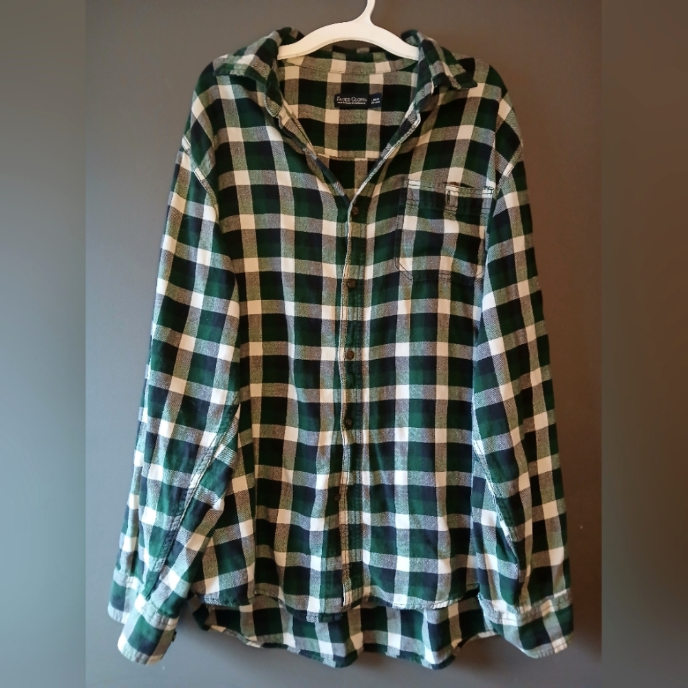 FADED GLORY LARGE GREEN AND WHITE PLAID LONG SLEEVE BUTTON DOWN